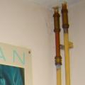 Sometimes I can be really lazy. There is so much I "have to do" that I don't do much most of the time. This is a good example. Years ago I painted these service-pipes yellow, but the top was rusted because they leaked a little. I called someone to fix this, but I never got around to painting the last bit after that.